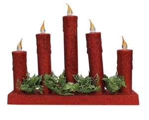 Vue détaillée du pont de bougies LED rouge pailleté avec feuilles de houx de Noël
