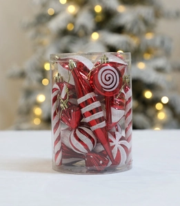 Detalle de adornos navideños de bastones de caramelo rojo y blanco en cilindro redondo
