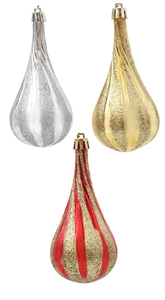 Detail von goldenen, silbernen und roten Weihnachtskugeln in Tropfenform mit Glitzer