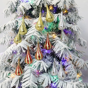 Weihnachtsbaumschmuck-Set mit gold- und silberfarbenen Tropfenanhängern mit Streifen