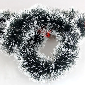 Guirlande de Noël vert foncé avec pointes effet neige et texture de pin moelleuse