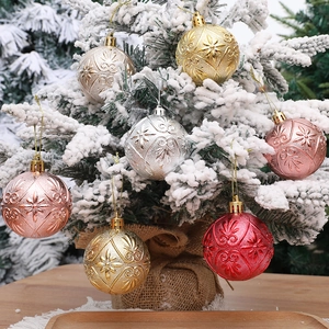 Bolas de Navidad de 6 cm con relieves decorativos en un árbol de Navidad nevado