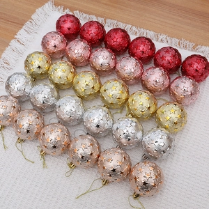 Boules de Noël de 6 cm avec motif d'étoiles et attaches dorées en quatre couleurs