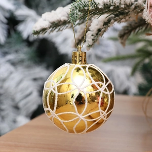 Bola de Navidad dorada de 6cm con purpurina blanca colgada en un árbol