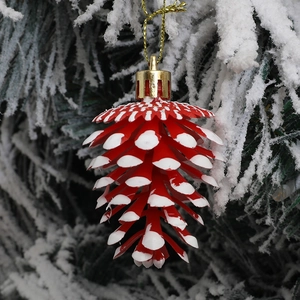 Adorno navideño de piña roja con puntas nevadas blancas y cordón dorado lujoso