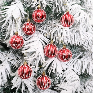 Set de bolas de Navidad de 6 cm rojas y blancas colgadas en una rama de árbol nevada