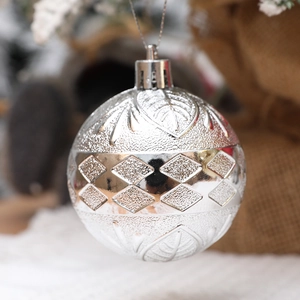 Pallina di Natale argento 6cm con motivo a rombi e rilievi di foglie per l'albero