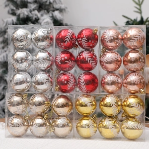 Set di palline di Natale da 6cm dipinte con motivi di fiocchi di neve bianchi e decori colorati