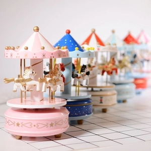 Vintage Carillon Giostra in Legno Cavallo Rotante Caricamento Manuale Scatola Musicale Decorazione da Tavolo Regalo per Bambini