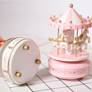 Carillon a giostra rosa e bianco con dettagli dorati in doppia vista del prodotto