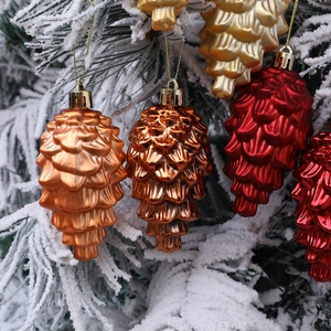Set aus 9 cm Tannenzapfen-Weihnachtsschmuck in Rot, Bronze und Gold an verschneiten Zweigen