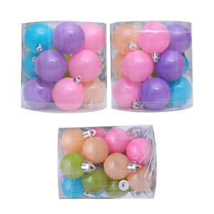Set de boules de Noël macaron colorées dans trois boîtes cylindriques transparentes