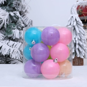 Set de boules de Noël colorées et brillantes en boîte transparente sur sapin