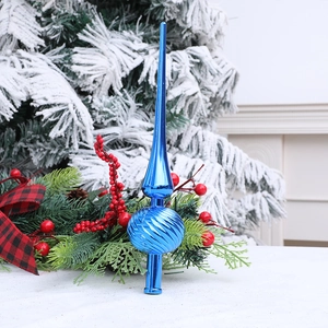 Puntale per albero di Natale blu con trama a spirale su sfondo festivo innevato