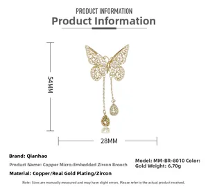 Vue détaillée de la broche papillon dorée avec incrustations de zircon et taille 54mm x 28mm