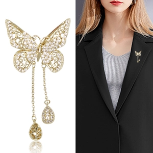 Élégante broche papillon dorée avec pavage de zircons et pampilles scintillantes
