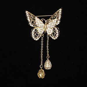 Détail de la broche papillon en or avec ailes serties de zircons et pampilles suspendues