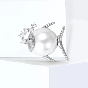 Élégante broche raie en perle et zircons sur un support minimaliste blanc