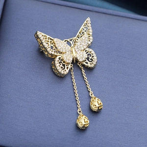 Élégante broche papillon en or avec ailes en micro-pavé de zircon et longs pompons