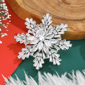 Broche flocon de neige en argent avec zircons brillants dans un décor de Noël festif