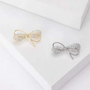 Broche Petit Nœud Papillon Exquis Cuivre Plaqué Or Véritable Micro Pavé Zirconia Épingle de Revers de Sécurité Anti-Exposition Femme