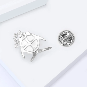 Détail d'une broche raie argentée avec zircons et fermoir papillon pour chemise
