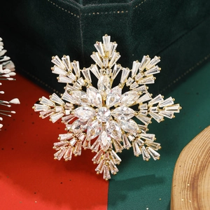Macro d'une élégante broche flocon de neige en zircon sur velours vert pour Noël