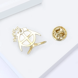 Détail de la broche raie dorée avec fermoir papillon et sertissage de zircons micro-pavé