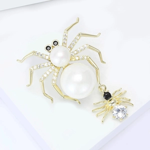 Exquisite golden spider brooch with white pearls and sparkling zircon stones for suits