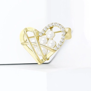 Elegante spilla a cuore in metallo dorato con zirconi brillanti e perle bianche