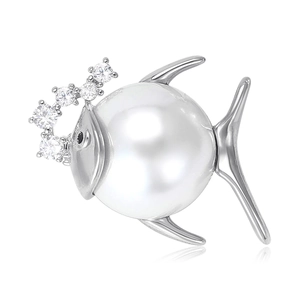 Broche raie en zircons scintillants avec grande perle blanche sur base en métal argenté