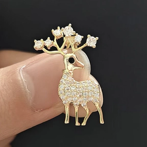 Vue macro d'une broche en forme de cerf doré avec incrustation de cristaux et de strass
