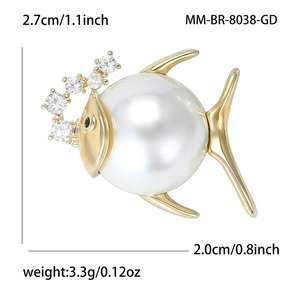Broche raie mignonne avec perle blanche et oxydes de zirconium brillants dorés à l'or