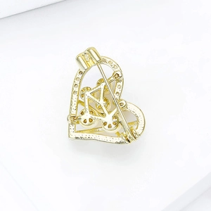 Elegante spilla a forma di cuore dorato con bicicletta, accenti bianchi e chiusura sicura