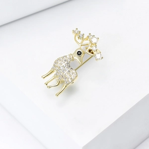 Macro de la broche renne plaquée or avec zircons blancs brillants sur support blanc