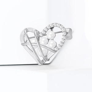 Elegante spilla a cuore in argento con perle bianche e micro-intarsio in zircone