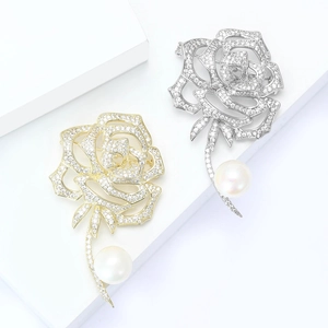 Broche rose élégante avec zircons et perle d'eau douce en finition or ou argent pour femme