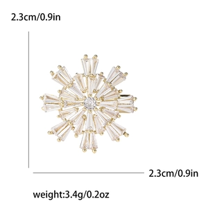 Elegant snowflake brooch with pavé zircons in gold finish, size 2.3cm x 2.3cm