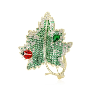Exquisite Green Zirconia Maple Leaf Brooch For Women Gold Plated Copper Leaf Pin With Enamel Ladybug Suit Accessory Jewelry