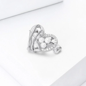 Macro della spilla a cuore in argento con zirconi luccicanti e eleganti perle bianche