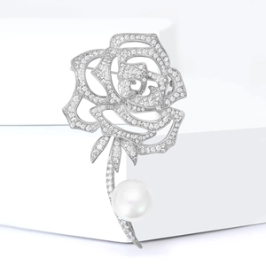 Élégante broche rose argentée avec pétales en zircon et perle blanche sur socle moderne
