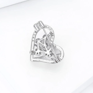 Dettaglio macro della spilla cuore argento con design bici e chiusura rotante sicura