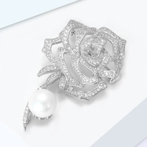 Macro de la broche rose en argent avec pavé de zircons et pendentif perle blanche