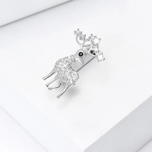 Détail de la broche cerf en argent avec pavage de zircons et œil en gemme noire
