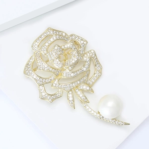 Vue détaillée d'une broche rose sertie de zircons avec une perle d'eau douce