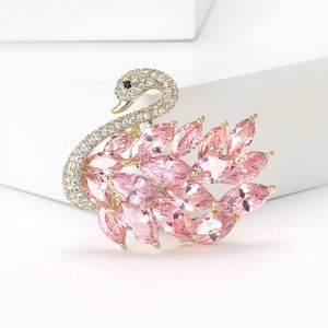 Detalle de broche de cisne con gemas marquesa rosas e incrustaciones de circón blanco