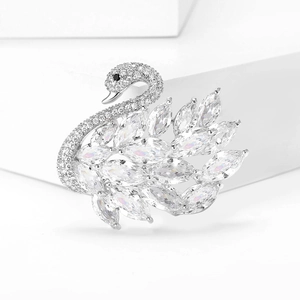 Detalle de elegante broche de cisne con microcirconitas y cristales brillantes en soporte