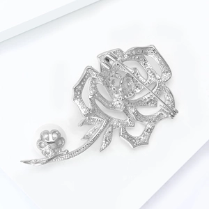 Détail de la broche rose en argent avec oxydes de zirconium et perle d'eau douce