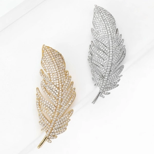 Exquise Broche Plume en Zircone Cuivre Plaqué Or Argent Micro Pavé Épingle à Revers Bijoux de Mode pour Femme Homme Accessoire de Costume