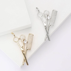 Broche Ciseaux Et Peigne En Cuivre Zirconia Électroplaqué Épingle À Bijoux Personnalisée Pour Coiffeur Hommes Femmes